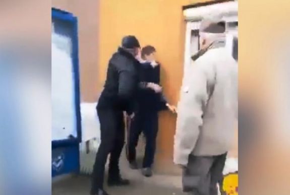 FRISSÍTVE - Bántalmazott egy fiatalt Marosvásárhelyen – megszólalt a volt jegyellenőr