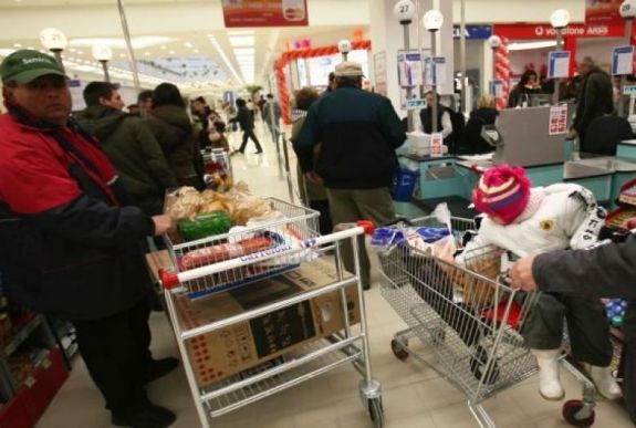 Édességmentes pénztárak létrehozására kötelezné a boltokat Benkő Erika képviselő