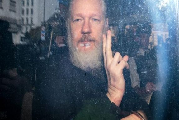Az Egyesült Államokban összeesküvés miatt vádat emeltek Julian Assange ellen