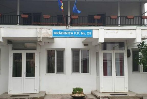 Hiába rimánkodik a gyerek, durván ágyba zavarja a nevelő (VIDEÓ)