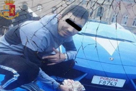 Nem volt jó ötlet a rendőrautó mellett készíteni szelfit