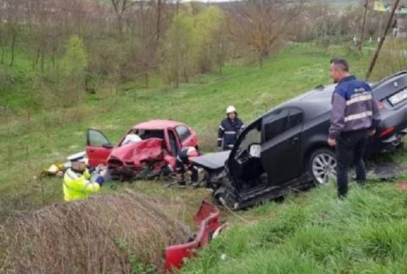 Átsodródott a kanyarban, frontálisan ütköztek, meghalt egy ember