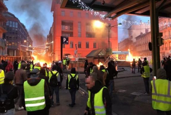 Itt az új középkor: ezért vonulnak utcára Franciaországban a sárgamellényesek