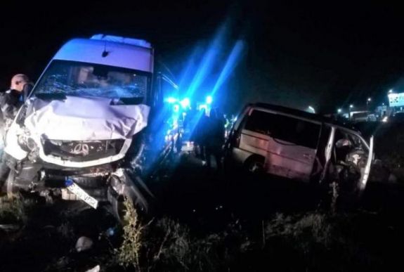 Két mikrobusz ütközött, sok utas megsérült