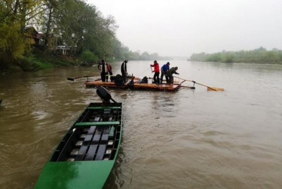 Riasztó környezetszennyezést tapasztaltak a Maroson végigtutajozó gyergyói tűzoltók