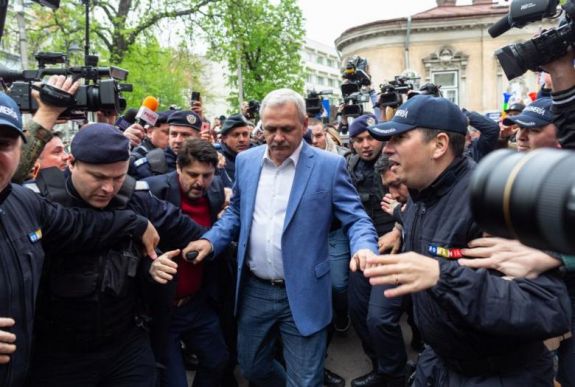 FRISSÍTVE – Elhalasztották az ítélethirdetést Dragnea tárgyalásán, amely előtt majdnem egymásnak estek a tüntetők
