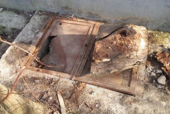 Menesztették az iskolaigazgatót, miután meghalt a pöcegödörbe esett gyerek