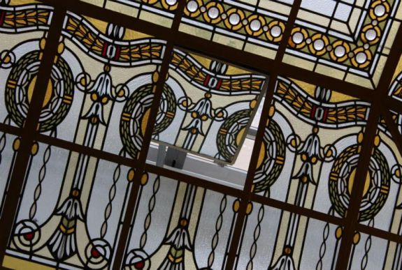 Nyílt nap a Román Nemzeti Banknál: Róth Miksa Tiffany-üvege is látható