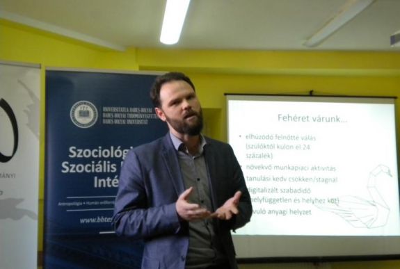 Székely Levente szociológus: napjaink ifjúsága a „feketehattyúsodás” felé tart