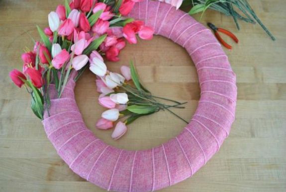 Így készíthet virágos ajtódíszt három lépésben