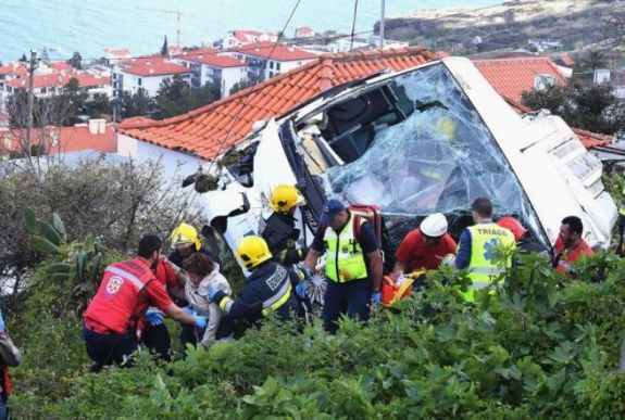 Felborult egy turistabusz Madeirán: 29-en meghaltak