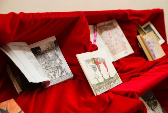 Amikor a könyvbe firkálni szabad, sőt díjazzák is