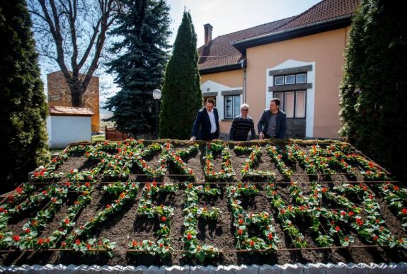 Virágokból rakták ki a Csíkkozmás Községháza feliratot