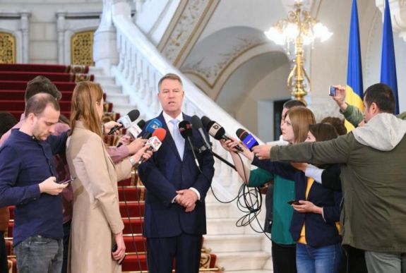 A népszavazási törvény módosításával gyengítené Johannis pozícióit a kormány