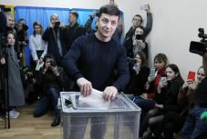 Ukrán elnökválasztás: bejutott a humorista a második fordulóba
