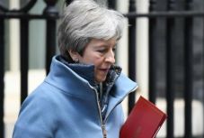 Köteleznék Mayt a Brexit hosszabb halasztásának kezdeményezésére