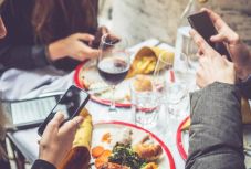 Még vacsora közben is mobilozással és más dolgokkal vagyunk elfoglalva