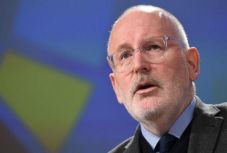 FRISSÍTVE – Timmermans bírálta Bukarestet a büntetőjogot módosító rendeletek miatt