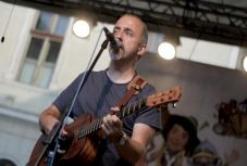 Zenével a „felületes” élet ellen – a megújuló Evilági zenekar vezetőjével beszélgettünk