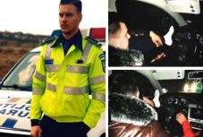 Fél lábbal vezeti az autóját egy rendőr, és kérkedik is a mutatvánnyal