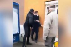 FRISSÍTVE - Bántalmazott egy fiatalt Marosvásárhelyen – megszólalt a volt jegyellenőr