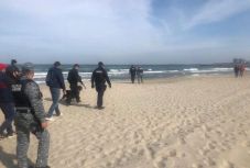 Továbbra is keresik a kábítószeres csomagokat a tengerparton