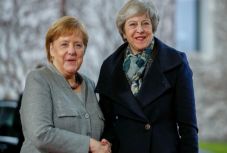 Brexit: Merkel és May megállapodás alapján történő kilépést akar