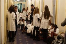 MOGYE-ügy: hivatalosan nem tudni, miért kell fegyelmi bizottság elé állnia 29 oktatónak