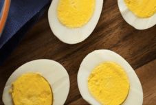 Ezzel a trükkel tökéletes marad a főtt tojás közepe 