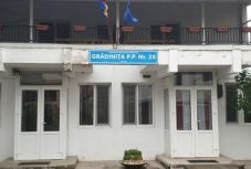 Hiába rimánkodik a gyerek, durván ágyba zavarja a nevelő (VIDEÓ)