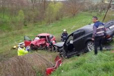 Átsodródott a kanyarban, frontálisan ütköztek, meghalt egy ember