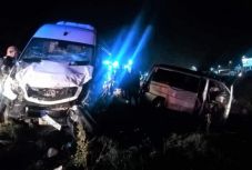 Két mikrobusz ütközött, sok utas megsérült