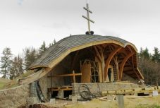 Készülődés a pápalátogatásra: így újítják fel a csíksomlyói Hármashalom oltárt