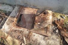 FRISSÍTVE – Pöcegödörbe esett és meghalt egy kisgyermek Buda településen