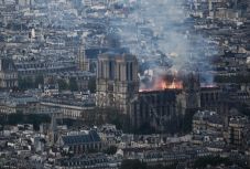 FRISSÍTVE - Teljesen beomlott a párizsi Notre-Dame-székesegyház tetőszerkezete
