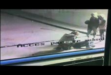 Nőknek öltözött férfiak rabolták ki „adósukat” egy aradi plázában