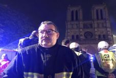 Notre-Dame lángokban: hősként ünnepelnek egy papot Franciaországban