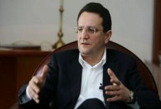 Választott és kinevezett tisztségviselőket próbáltak kikényszeríteni a közéletből