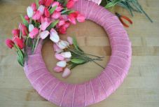 Így készíthet virágos ajtódíszt három lépésben