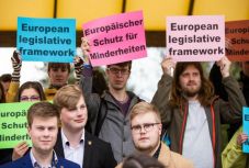 Több ország kisebbségi fiataljai tiltakoztak Sepsiszentgyörgy főterén