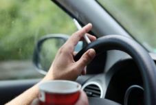 Közel ötszáz eurós büntetést kapott, mert a gyereke mellett dohányzott az autóban