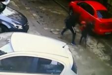 Fényes nappal tépte ki a 9 éves kislány kezéből a telefont