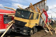 Vonat sodort el egy gerendákkal megrakott teherautót Bethlenben