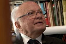 „A tornyok azért vannak, hogy az égre nézzünk” – húsvéti beszélgetés Jakab Gáborral