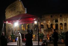 Ferenc pápa a Colosseumnál: a menekülteket „politikai számítások miatt páncélba burkolt szívek várják”