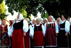 Bukovinai székely szokás szerinti ételszentelés a magyarországi Kismányokon