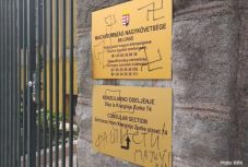 Horogkeresztekkel firkálták össze Magyarország belgrádi nagykövetségének épületét