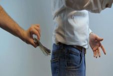 Bogdán Tibor: Isten megadta – a politikusok ellopták