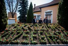 Virágokból rakták ki a Csíkkozmás Községháza feliratot