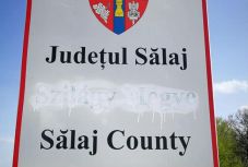 Lefestették a magyar feliratot a megyehatárt jelző táblán